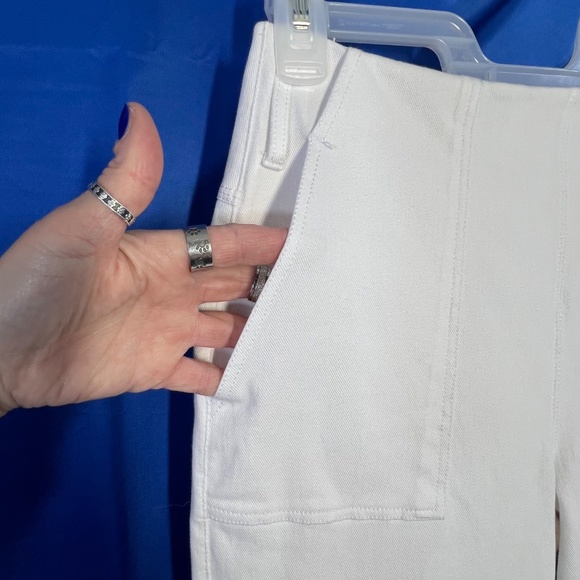 🔥|•LYSSÉ•| White Cropped Stretch Jeans Size Medium - Picture 4 of 9
